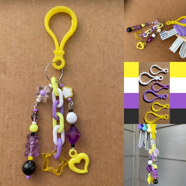 Op de afbeelding: Een gele sleutelhanger met een karabijnhaak, versierd met een ketting, kralen en bedels in paars, geel, wit en transparant. De bedels zijn onder meer een ster, een hart, een bloem en een beer. Een decoratief accessoire.