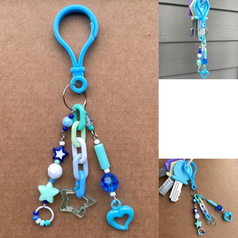 Op de afbeelding: Een blauwe sleutelhanger met een karabijnhaak, een sleutelring en decoratieve bedels. De bedels omvatten blauwe en witte kralen, ster- en hartvormen en een schakelkettingontwerp. De sleutelhanger is een mix van blauw en helder plastic.