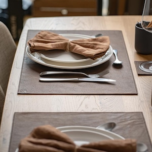 Sets de table rectangulaires en cuir véritable faits à la main Imperméables et robustes Absorbants d'huile Pour bar et salle à manger Décoration d'intérieur Facile à nettoyer image 6