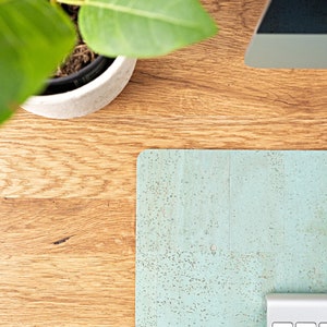 Kork-Leder Schreibtischunterlage Durchgängige Oberfläche Wunschgrößen möglich Personalisiertes Schreibtischzubehör Mousepad Leicht zu reinigen & zu pflegen Bild 5