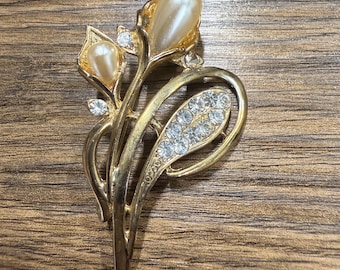 Broche vintage de tulipán con perlas artificiales y diamantes de imitación / Broche floral dorado / Bisutería retro