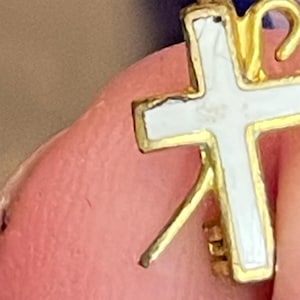 Vintage 0,25" guldfärgad nål med kors och herdekrok med konstpärlor, signerad mini-krucifixbrosch