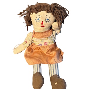 Vintage handgemaakte Raggedy Ann-stijl stoffen pop primitieve volkskunstpop met geborduurd gezicht volkskunst 1940&#39;-1960