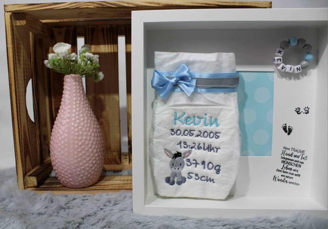 Tanjo Bestickte Windel Im Rahmen – Personalisierbar Mit Name, Datum, Größe & Gewicht, Nachhaltiges Babygeschenk