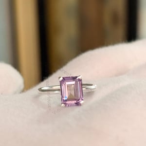 Anillo de alejandrita vintage: solitario de plata de ley con corte esmeralda