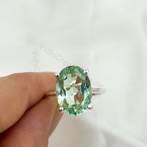 Anillo ovalado de amatista verde: solitario de prasiolita en plata de ley