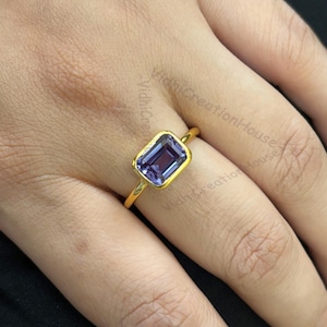 Anillo de alejandrita de corte esmeralda en plata de ley: diseño minimalista con cambio de color