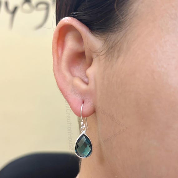 Orecchini Topazio Blu London con Fiore in Argento - Italia