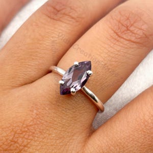 Anel delicado de alexandrita: estilo vintage em prata esterlina marquise