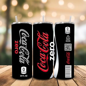 以下が含まれることがあります： 赤い文字とQRコードが書かれた、黒と白の20 fl ozのCoca-Cola Zero Sugarタンブラー3つ。タンブラーにはストローと蓋が付いています。