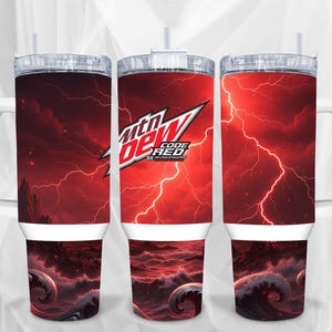 Könnte beinhalten: Drei isolierte Becher mit weißen Griffen und Deckeln. Die Becher haben ein rot-schwarzes Design mit Blitzen, Meereswellen und dem Text "Mtn Dew Code Red". Jeder Becher hat einen weißen Strohhalm.