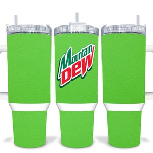 Puede incluir: Tres vasos de acero inoxidable verde con tapas y asas blancas. El vaso del centro tiene el logotipo de Mountain Dew en rojo, blanco y verde.