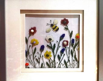 Cuadro de pared de vidrio con diseño de abeja y prado de flores silvestres, panel de vidrio fusionado, marco decorativo de alta calidad.