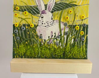 Panel de conejos en prado/campos, hecho a mano en vidrio fusionado – 15 cm cuadrados. Arte de la vida silvestre.