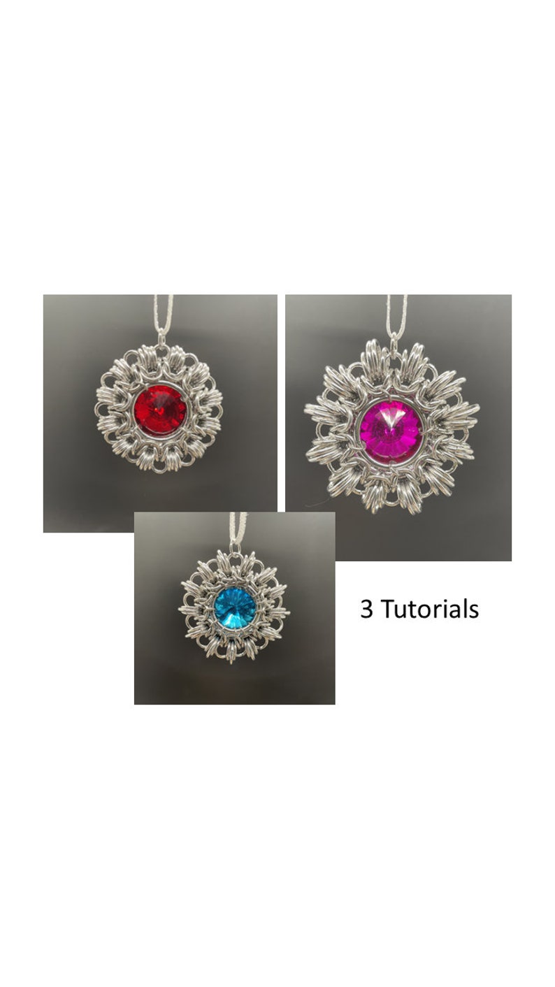 Op de afbeelding: Drie zilveren kettingmail-sieraden met verschillende gekleurde edelstenen in het midden. De sieraden hangen aan een touwtje. De tekst "3 Tutorials" is zichtbaar onder de sieraden.