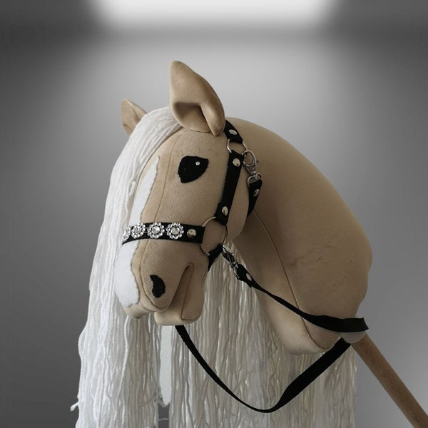 Cheval de loisir "Princesse" beige clair avec une longue crinière blanche et avec une bride et des rênes noires - cheval sur un bâton-steckenpferd hobby taille A3