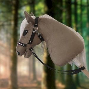 Hobbypaard "Sugar" beige grijze kleur met witte manen en met zwart hoofdstel - paard op stok-steckenpferd hobby A3-formaat