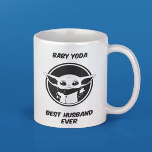Puede incluir: Taza de cer&aacute;mica blanca con una imagen en blanco y negro de Baby Yoda. La taza tiene el texto "Baby Yoda" y "Best Husband Ever" impreso en ella.