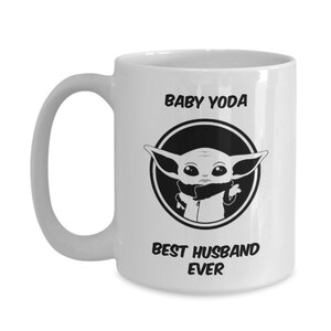 Puede incluir: Taza de caf&eacute; de cer&aacute;mica blanca con una imagen en blanco y negro de Baby Yoda en un c&iacute;rculo con el texto "Baby Yoda Best Husband Ever".