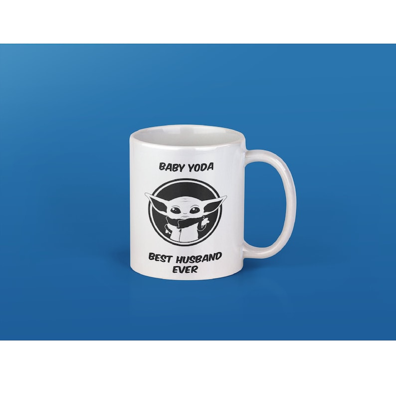 Puede incluir: Taza de cer&aacute;mica blanca con una imagen en blanco y negro de Baby Yoda. La taza tiene el texto "Baby Yoda" y "Best Husband Ever" impreso en ella.