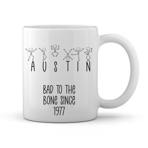 Caneca de esqueleto personalizada, Bad to the Bone, presente de aniversário personalizado para ele, caneca com nome engraçado, xícara de café de esqueleto de Halloween
