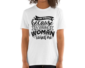 Soy fuerte porque una mujer fuerte me levantó camiseta, camisa de mujer fuerte, camisa para mujeres fuertes, regalo para las mujeres fuertes, camisa de poder de la niña