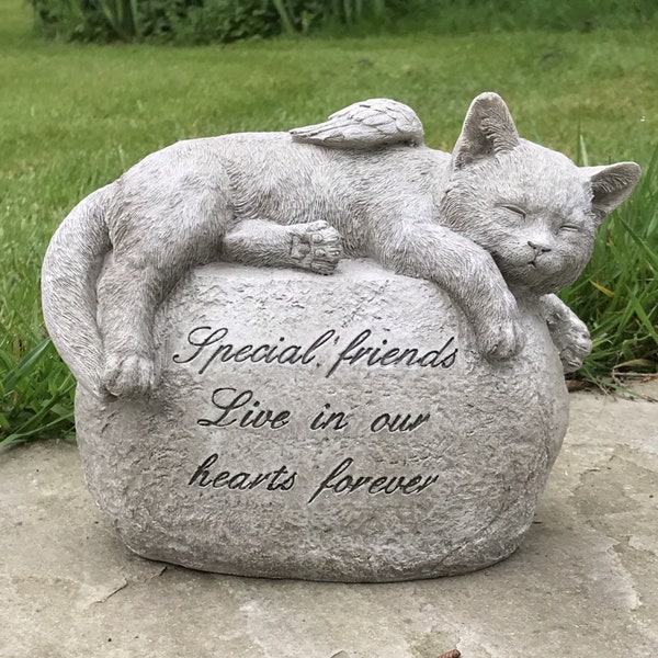 Kattengedenkteken of grafmarkering, slapende kat met engelenvleugels liggend op een steen, met inscriptie 'speciale vrienden', mooi cadeau voor verlies van huisdieren