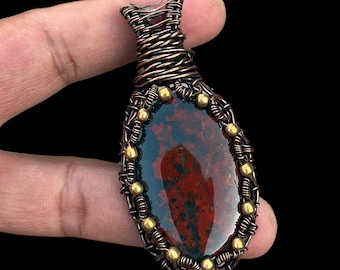 Colgante de piedra preciosa de piedra de sangre, joyería hecha a mano envuelta en alambre de cobre