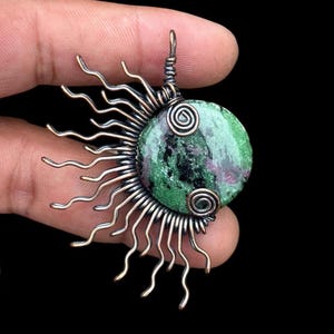 Colgante de cobre con rubí y zoisita: Joyería festiva con cuentas, regalo de sol, colgante de medio sol, regalo para la esposa