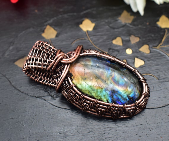 Wire clearance wrapped labradorite
