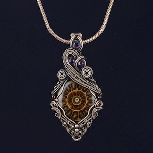 Puede incluir: Un juego de tres tazas de cerámica con acabado mate moteado. Las tazas son de color crema, gris claro y gris oscuro. Cada taza tiene un diseño simple y minimalista.