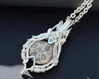 Collar con colgante de coral fósil: joyería bohemia con alambre de plata