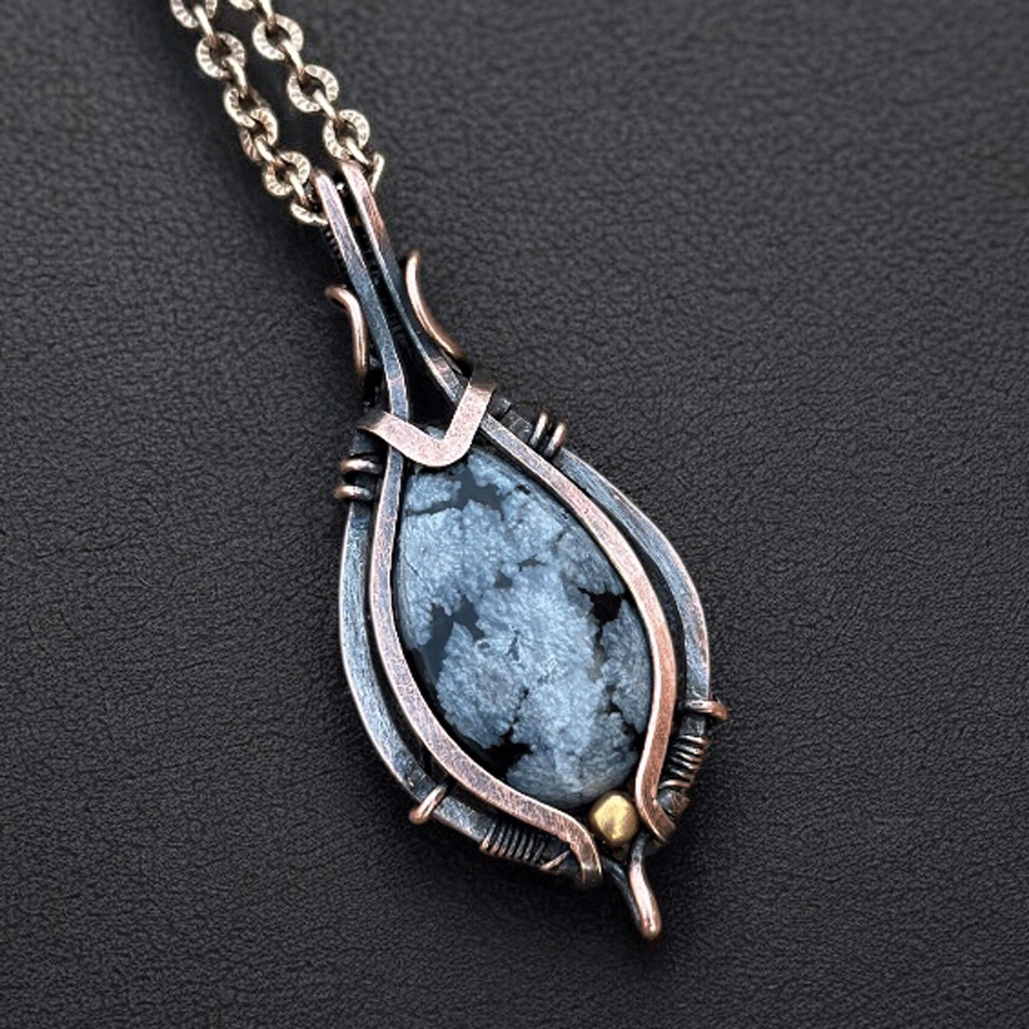 スノーフレークオブシディアンペンダント：手作りの銅線で包まれた宝石