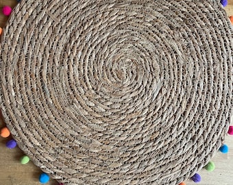 Großes kreisförmiges Stroh Tischset, rund, Pompoms, bunt, servieren, platzieren, Regenbogen, Dekoration, rustikal, gewebt, Garten, Picknick, unterhaltsam