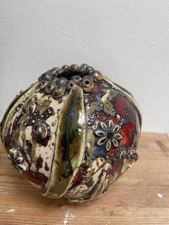 職人の手作りの円形陶器の花瓶、素朴、丸い、ユニーク、花、緑