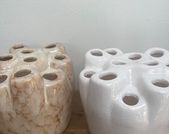 Creme weiße portugiesische Stielblumenvase, meliert Farbe, 13 Löcher, Frosch, Strandthema, Meer, Muschel, Leben im Meer, kreisförmig, Anordnung, rund,