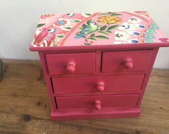 Mini chest of drawers storage,unit,bright pink,floral wall paper,jewellery,crafting,sewing,office,Knick knacks,odds and ends,bedroom,tidy