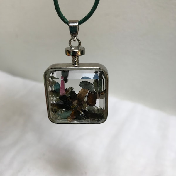 Médaillon en verre avec éclats de pierres semi-précieuses, verre biseauté, lanière en cuir, collier, bohème, pendentif, arc-en-ciel, cristaux, transparent,