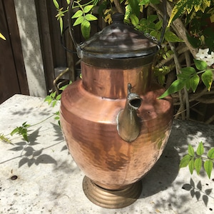 Copper urn,antique,display,vase,samovar,tea,water,drinks,bar,cocktails,decoration ,collectible,collection,flowers,fresh,dried,table,ornament
