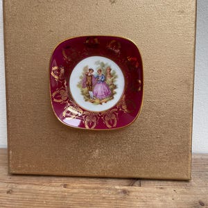 Meissner Limoges franska miniatyrtallrikar, röda, gröna, ramar, guld, display, dekoration, väggkonst, dekorativa, ornament, begagnade, hängande,