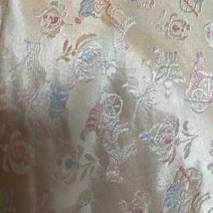 französischer Vintage Seidenschal, hell creme, blau, rosa, geblümt, Pferde, Karre, getrimmt, Goldschimmer, quadratisch, groß, Biarritz, 1940, Designer,