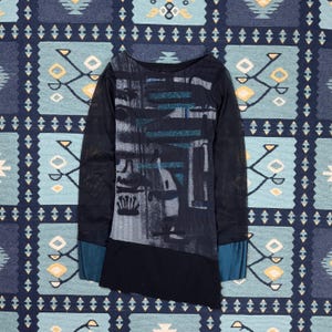Blusa vintage Save The Queen em tela, blusa assimétrica transparente de vanguarda, camisa de designer italiano Y2K, manga longa com estampa brilhante, tamanho M