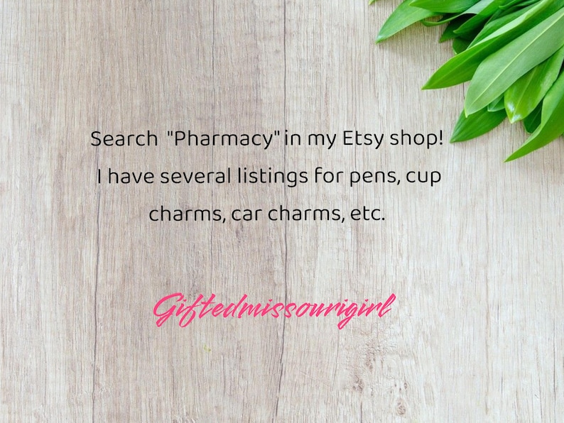 K&ouml;nnte beinhalten: Holzhintergrund mit Text: "Suche 'Apotheke' in meinem Etsy-Shop! Ich habe mehrere Angebote f&uuml;r Stifte, Becheranh&auml;nger, Autoanh&auml;nger usw." Der Shop-Name "Giftedmissourigirl" ist ebenfalls sichtbar.