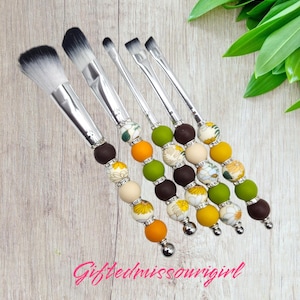 LAST CHANCE Boho Daisy Makeup Brush Set // 5 Piece // Beaded Makeup Brushes //Makeup Brush Gift Set // Ready to Ship L173