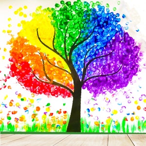 K&ouml;nnte beinhalten: Ein farbenfrohes Baumgem&auml;lde mit einem regenbogenfarbenen Bl&auml;tterdach und einem dunkelbraunen Stamm. Die Bl&auml;tter bestehen aus bunten Fingerabdr&uuml;cken. Gr&uuml;nes Gras und bunte Blumen befinden sich am Fu&szlig; des Baumes.