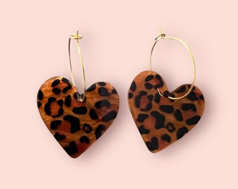 Leopard print heart earrings in acetate with gold hoops - Trendy and chic jewelry