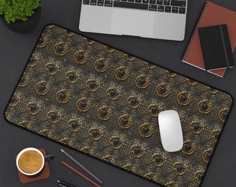 Alfombrilla de escritorio Serpentine Court: Alfombrilla de trabajo gótica barroca vintage – Diseño oscuro y ornamentado