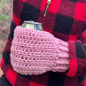 Puede incluir: Calientavasos de ganchillo rosa para una lata o botella. El calientavasos está hecho con un patrón de punto simple y tiene un ajuste ceñido.