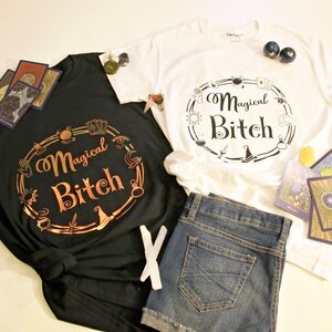 Magisches Bitch Graphic Tee, Rundhalsausschnitt Magisches T-Shirt Schwarz oder Weiß Design Frauen Hexen Shirt