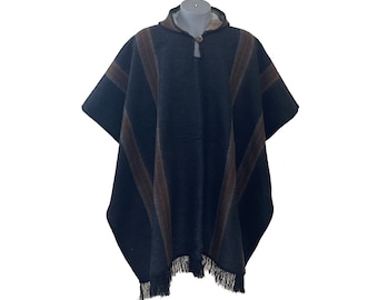 Ponchos con patrones geométricos. Poncho de lana de alpaca. Capa. Poncho nativo.